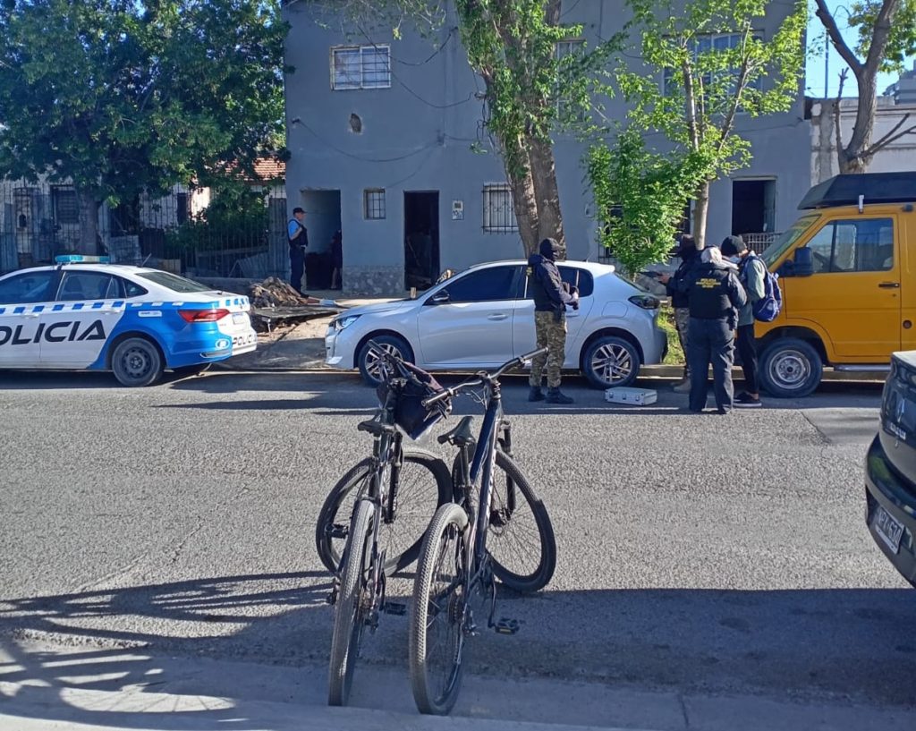 Policía realiza un gran operativo en las calles Gatica y Namuncura