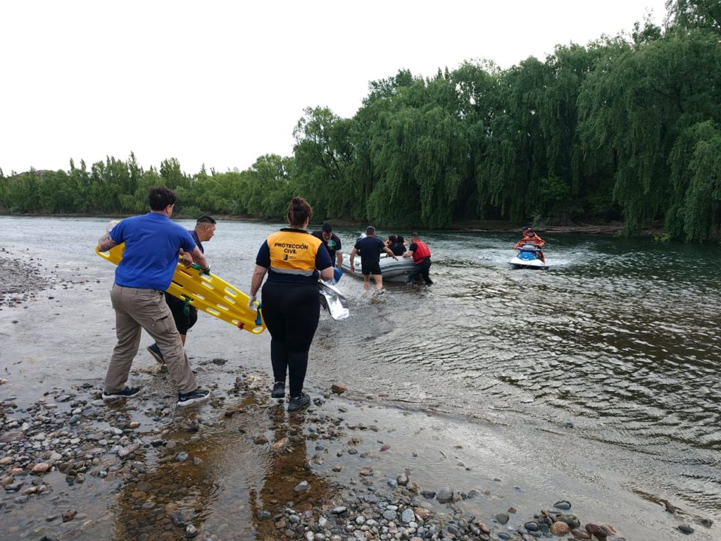 Se ahogaba en el río Neuquén y fue rescatado por diferentes áreas de seguridad