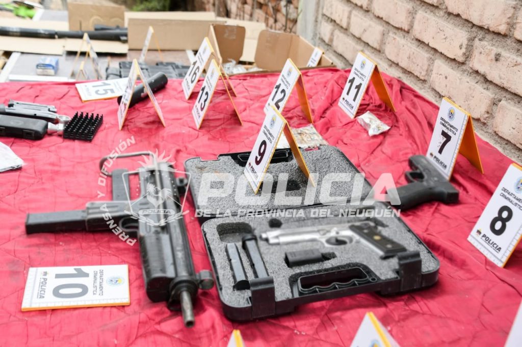 Le dictaron prisión preventiva al hombre que tenía armas de guerra enterradas en su patio