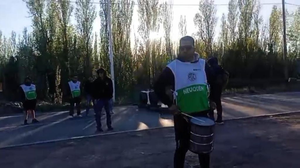 Trabajadores de salud cortan la Ruta 7