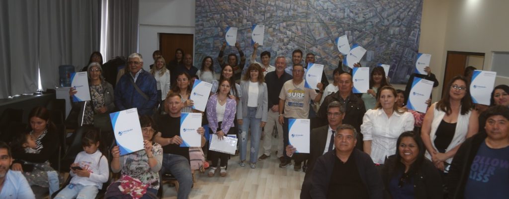 El Municipio entregó nuevos boletos de compraventa y escrituras a familias de distintos barrios de Neuquén