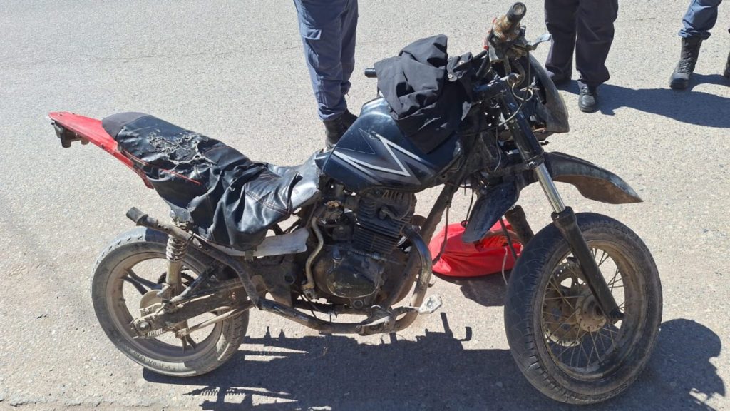 Detuvieron a un motociclista en Centenario con cocaína y una balanza de precisión