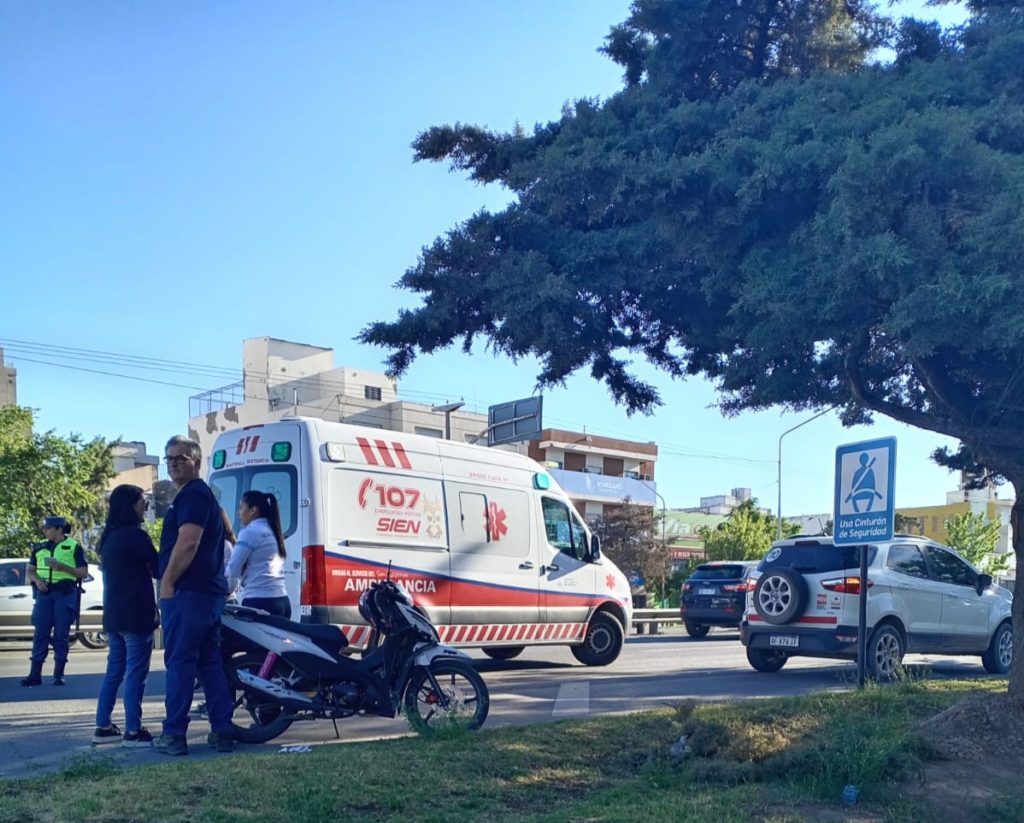 Una mujer sufrió heridas tras chocar: Circulaba en zigzag con su moto sobre la Ruta 22