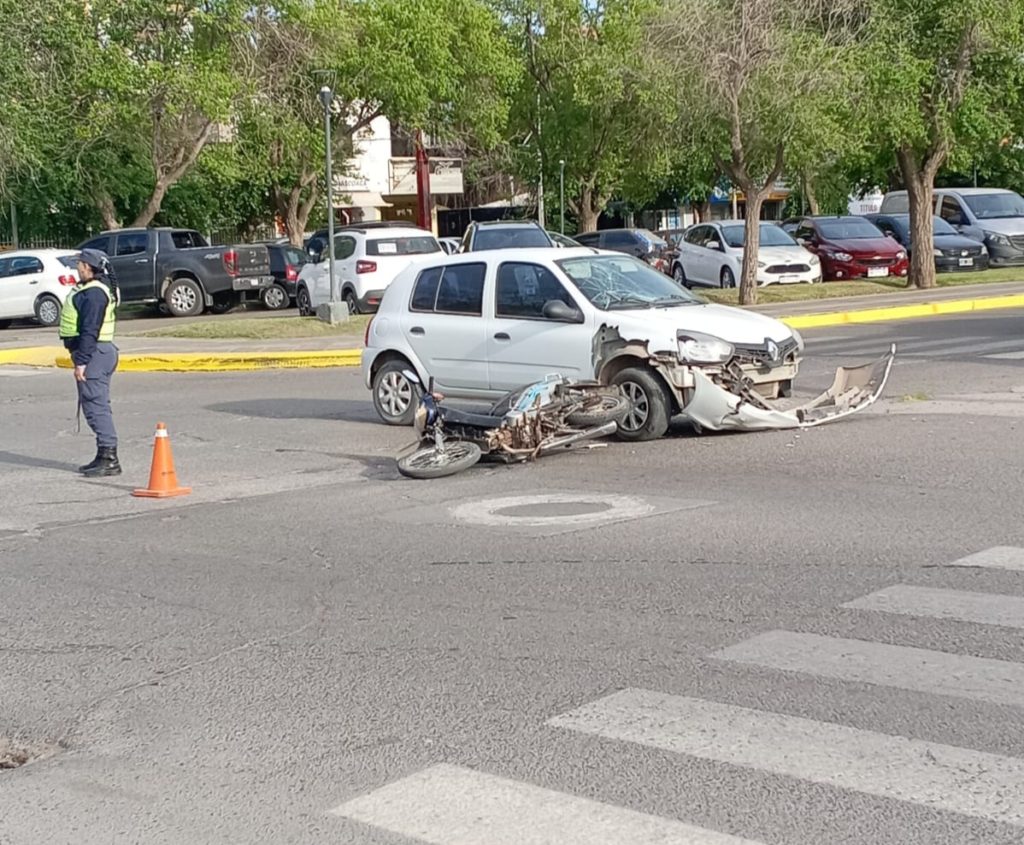 Hospitalizaron a dos personas tras un choque en la avenida Olascoaga