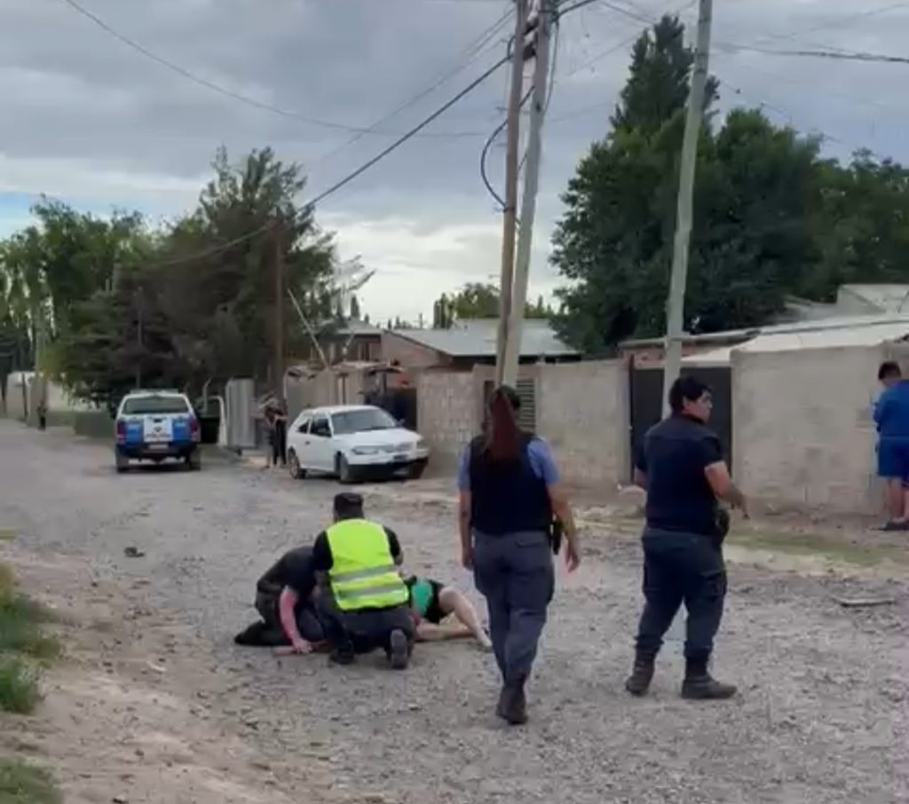 Javiera, vecina de Plottier: «El patrullero pasó a centímetros de mi hija y nadie se acercó a ver como se encuentra»