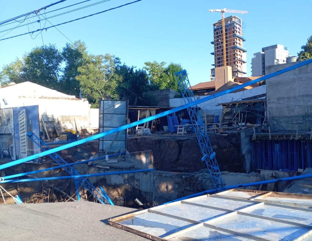 Cuidado: La zona del Parque Jaime de Nevares se ve afectada por un gran socavón