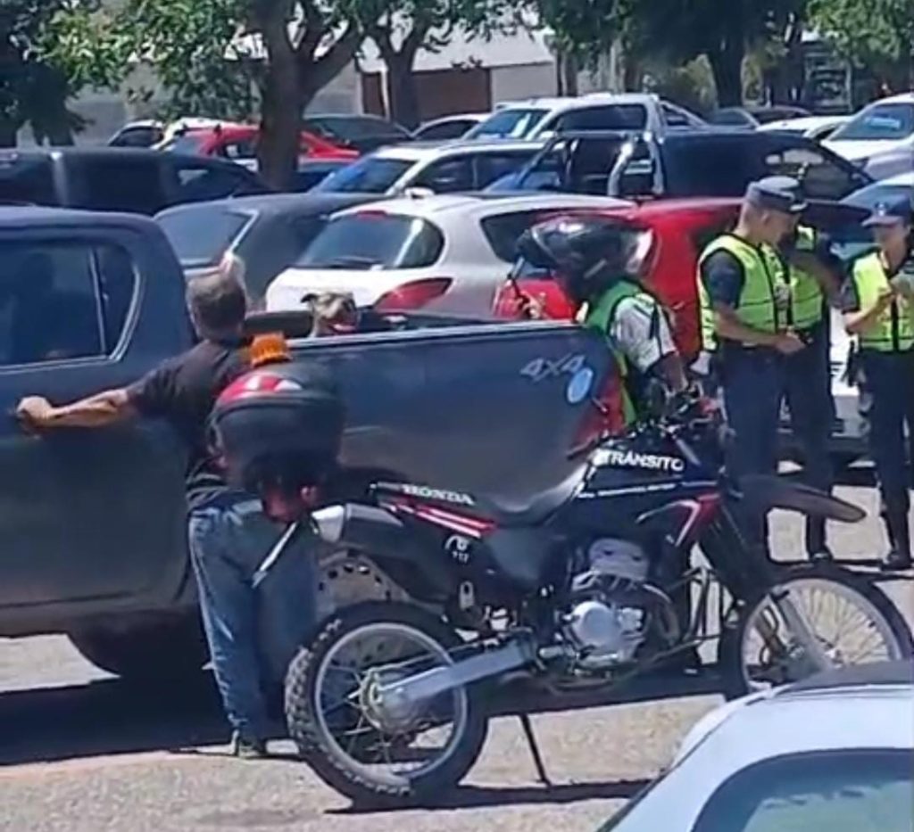 Perrito abandonado en una camioneta en el Parque Central fue ayudado por la policía