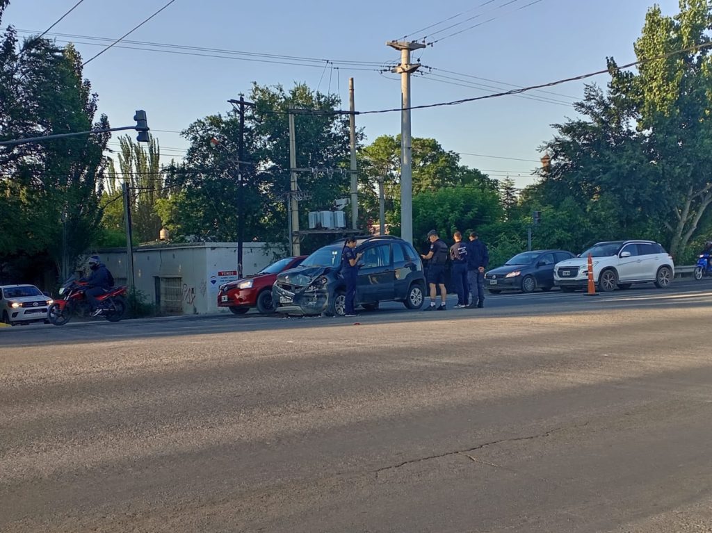 Un hombre fue hospitalizado tras chocar con un camión recolector de residuos