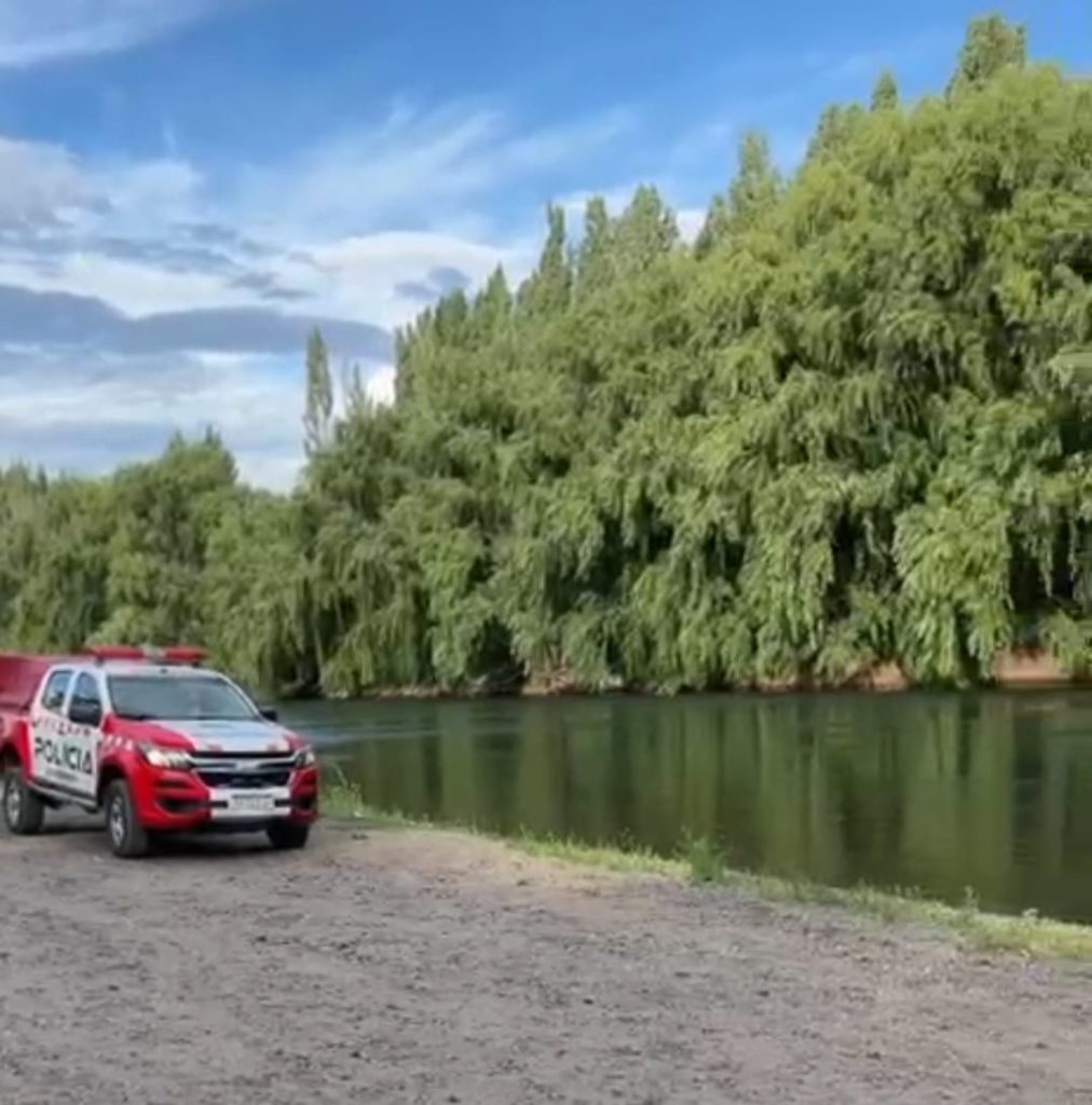Este miércoles suman un can especialista a la búsqueda del adolescente en el río Neuquén